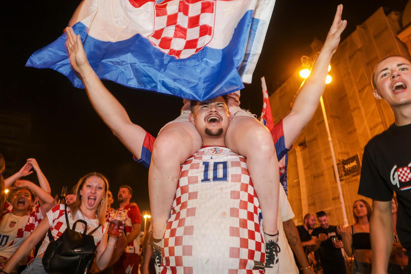 U brojnim gradovima nakon posljednjeg sučevog zvižduka zavladala je prava euforija, a ulice i trgovi ispunili su se pjesmom, zastavama i navijačkim rekvizitima.