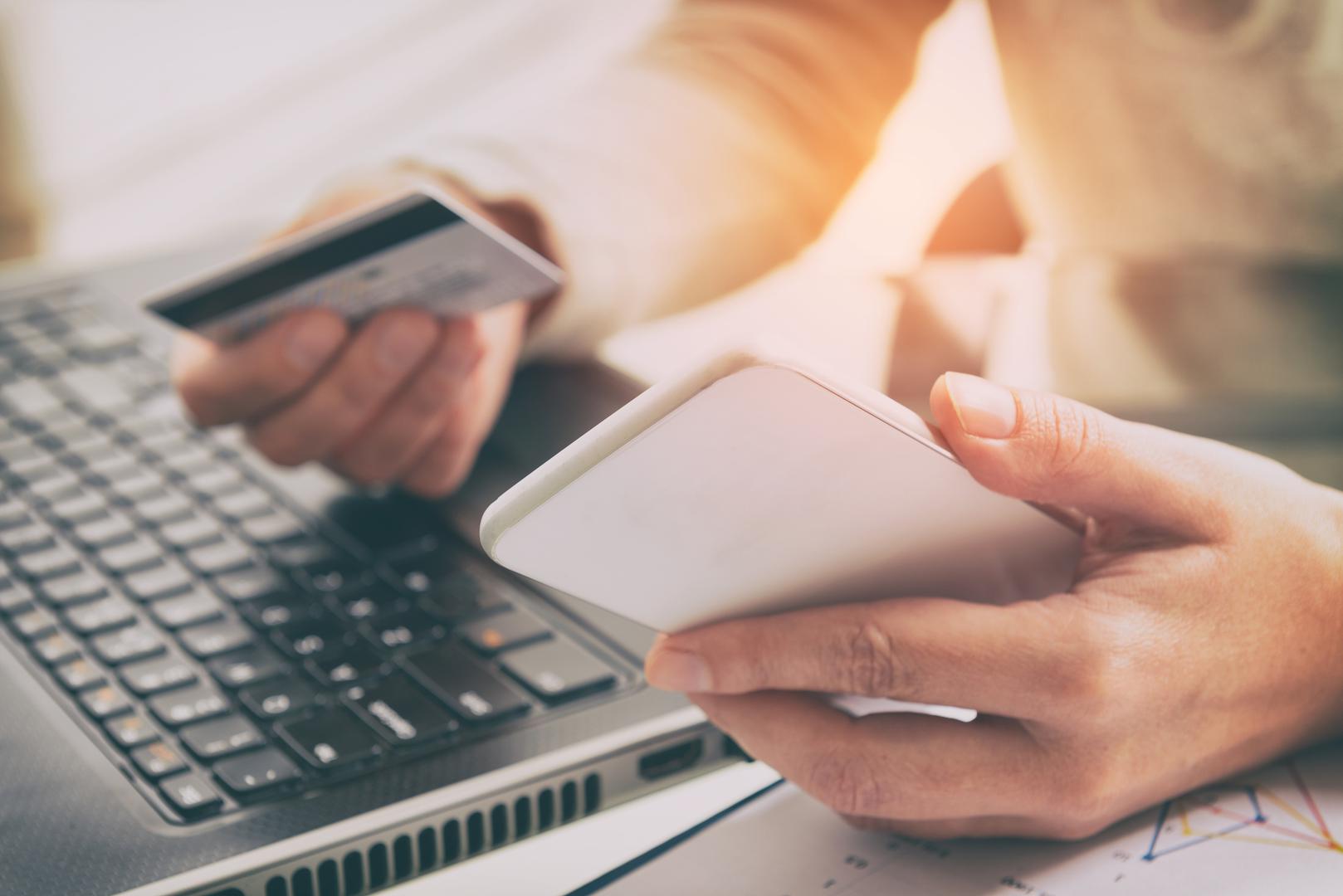 Mobilni uređaji - Nekoliko istraživanja pokazalo je kako su pametni telefoni jedne od najprljavijih površina koje koristimo. Čak i ako redovito peremo ruke, sam uređaj rijetko kada zaista očistimo kako treba i ponovno prenosimo prljavštinu s telefona na ruke, na lice i sl. Je li vam palo na pamet da operete ruke nakon svakog korištenja telefona? Zašto nije?