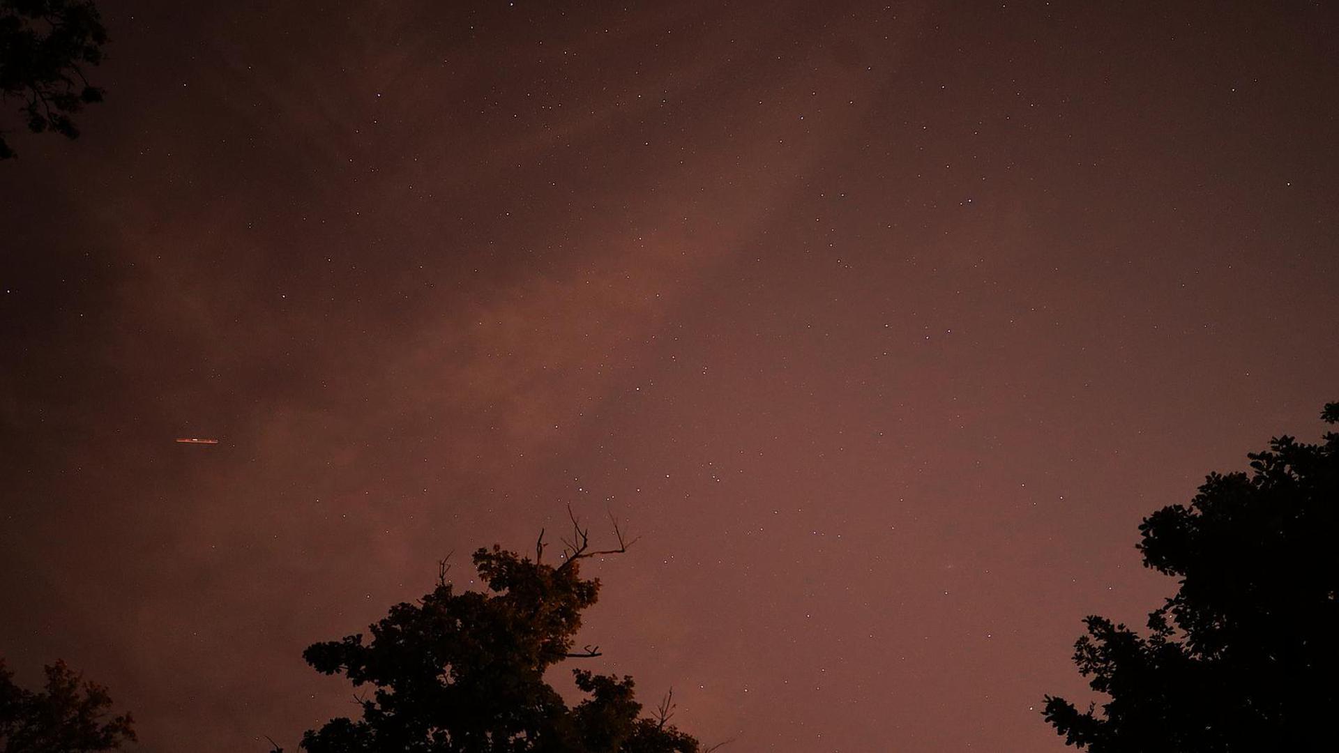 U slučaju Perzeida, radi se o komadićima 26 kilometara širokog kometa Swift-Tuttle koji redovito prolazi pored Zemlje, pojašnjava Astronomsko astronautičko društvo "Orion".

