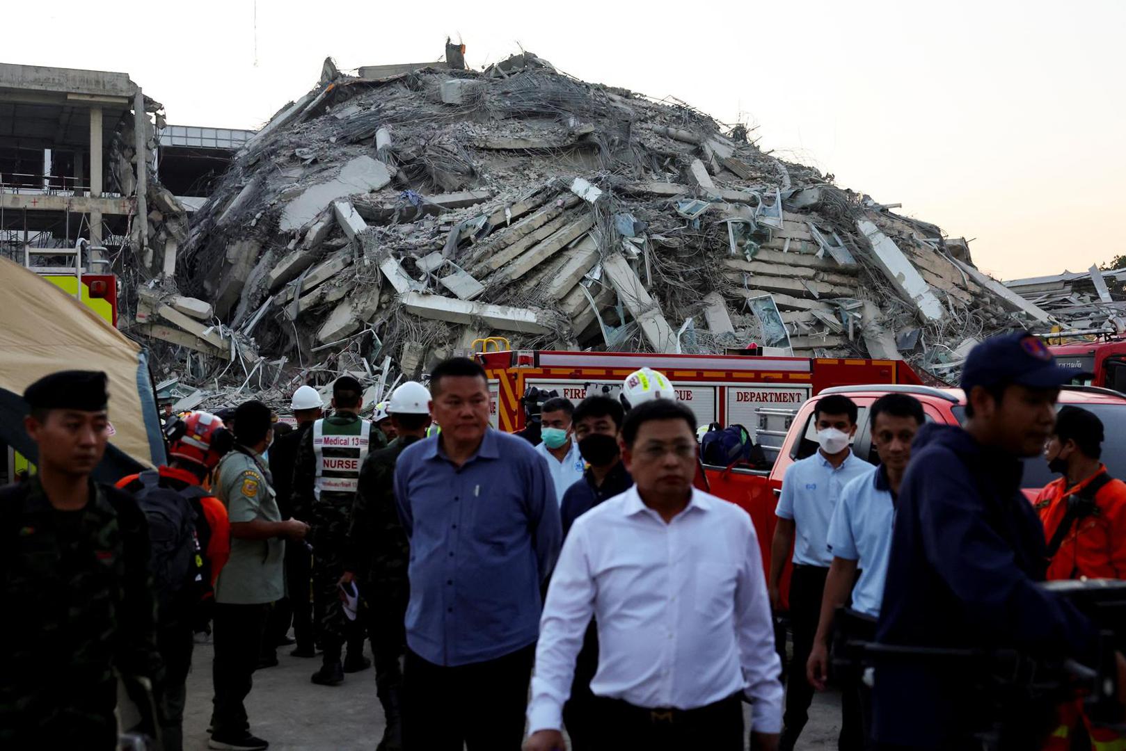 Terenska bolnica postavljena je na mjesto događaja dok spasioci nastavljaju tražiti preživjele.

