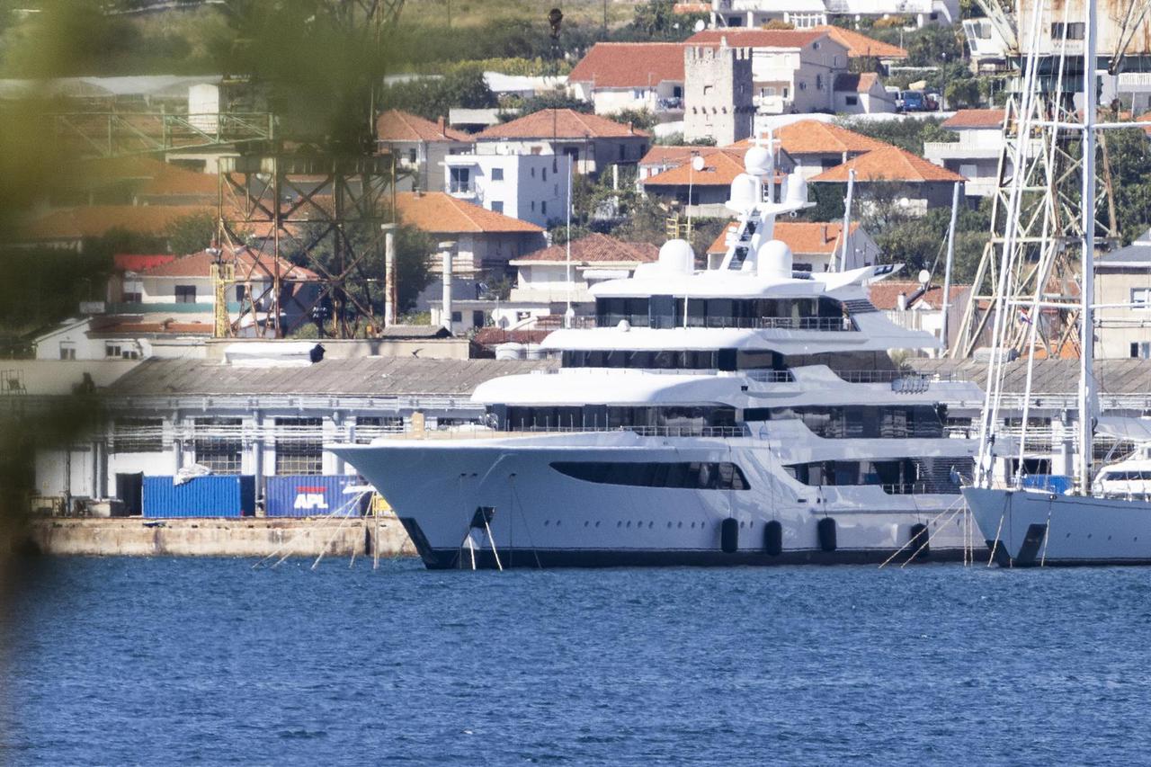Policija upala na jahtu Royal Romance koja je već dvije godine blokirana u Trogiru (arhivske fotografije)