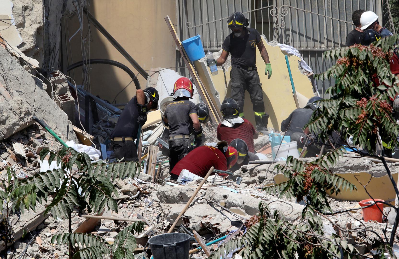 Talijanski mediji kažu da su dvije obitelji živjele u toj zgradi. Među nestalima je i dvoje djece.