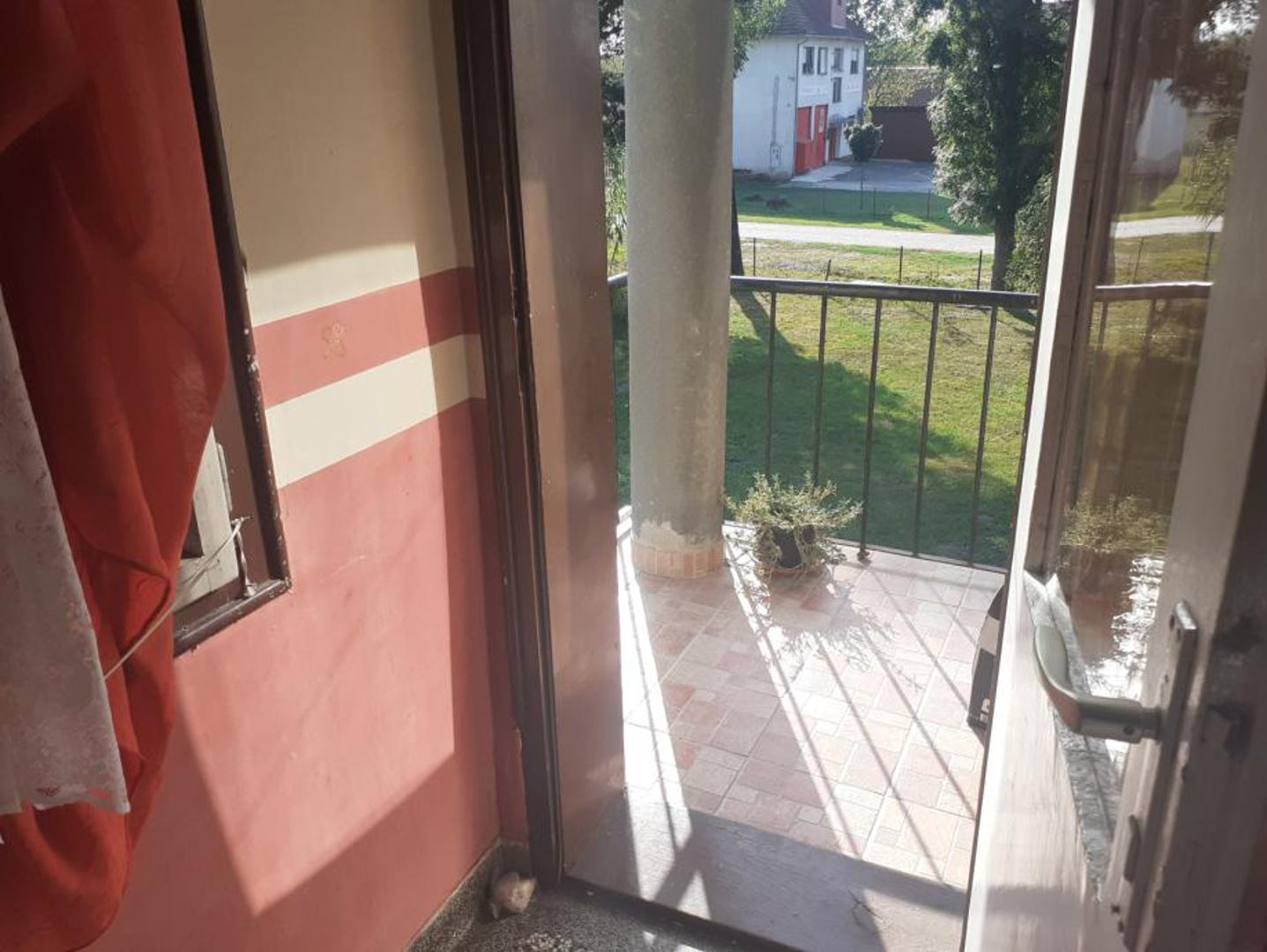 U sklopu stana je garaža, dvorište i spremište, a gradski vodovod i kanalizacija su priključeni. Cijena? 30.000 eura, i to nije fiksno, kaže prodavač u oglasu (šifra 41389225). 