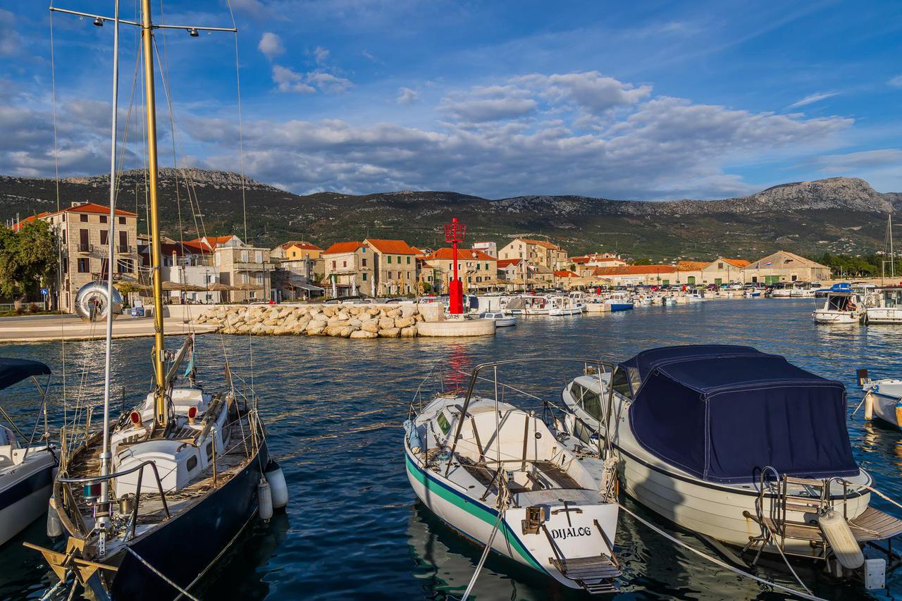 Jesensko poslijepodne na rivi u Kaštel Starom