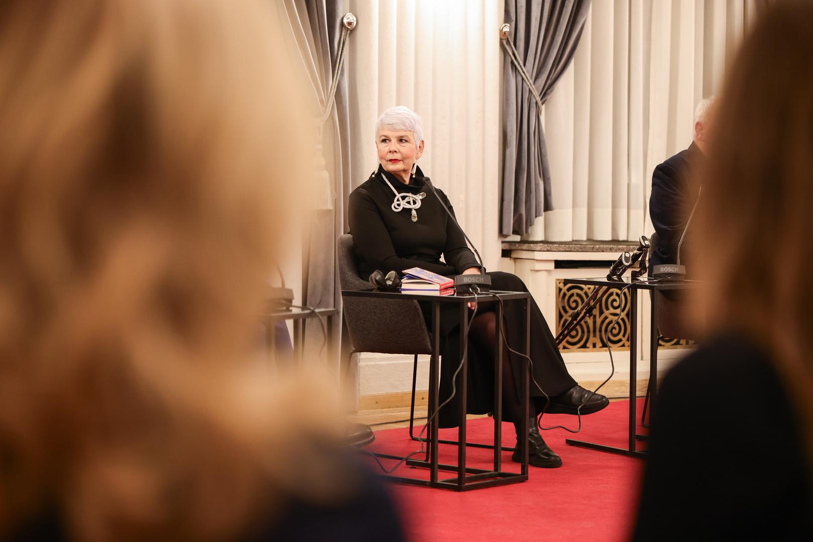 Bivša premijerka ranije je otkrila da se izvrsno snašla u ulozi bake, jer ju je i samu odgajala njezina baka.