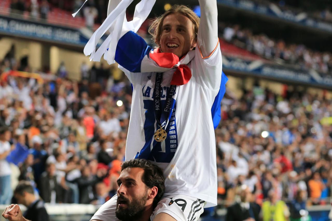 Soccer - UEFA Champions League - Final - Real Madrid v Atletico Madrid - Estadio Da LuzReal Madrid's Luka Modric celebrates with the UEFA Champions League TrophyNick Potts Photo: Press Association/PIXSELL