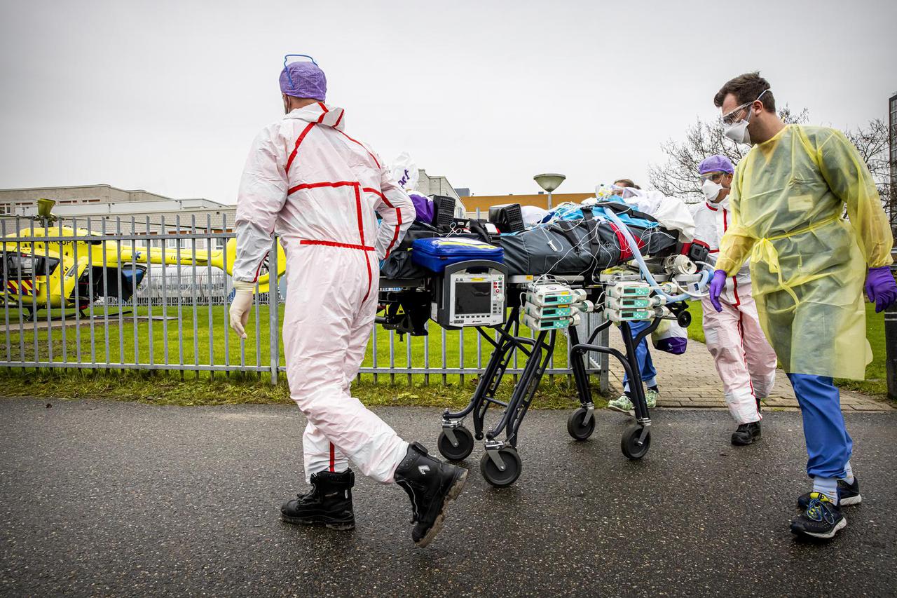 Helicopter transports Intensive Care corona patient to Germany