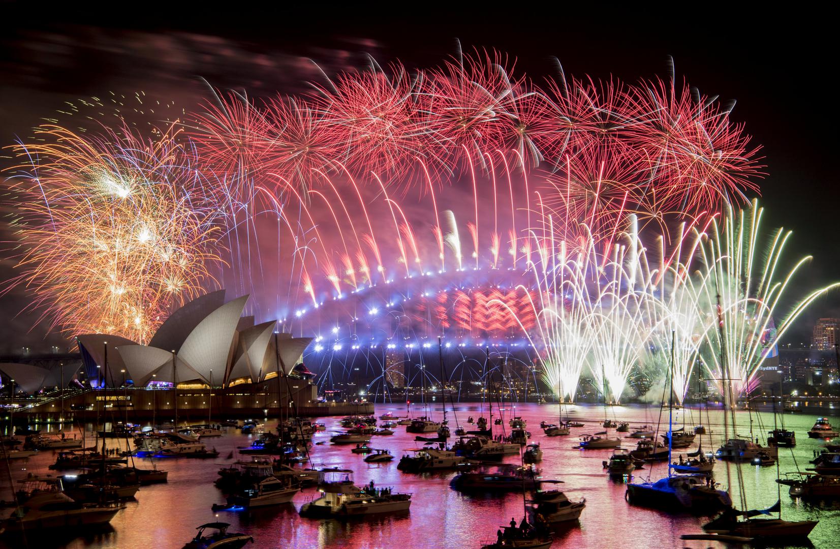 Večernja oluja iznad Sydneyja ipak se razišla na vrijeme i nije pokvarila raspoloženje za više od milijun slavljenika koji su u gradskoj luci uz spektakularan vatromet proslavili dolazak Nove godine.