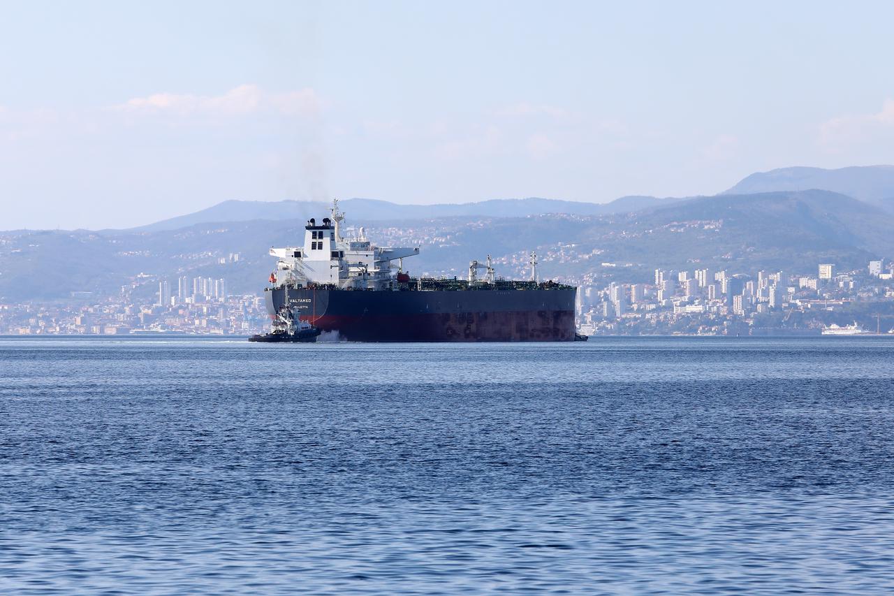 Tanker Valtamed Valletta isplovljava s terminala u Omišlju