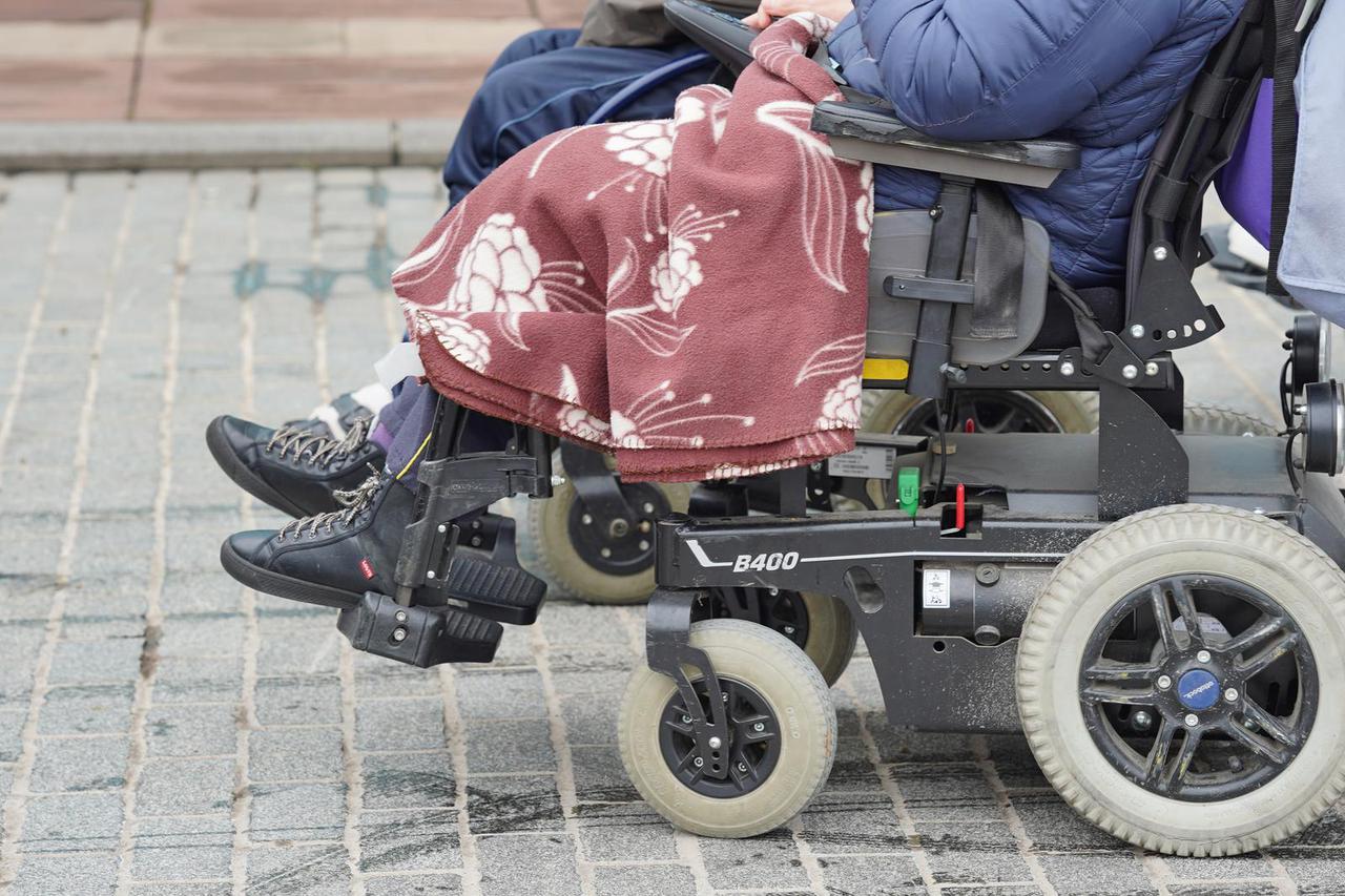 Banja Luka: Distrofičari prosvjeduju ispred zgrade Vlade RS zbog novog pravilnika Ministarstva zdravlja