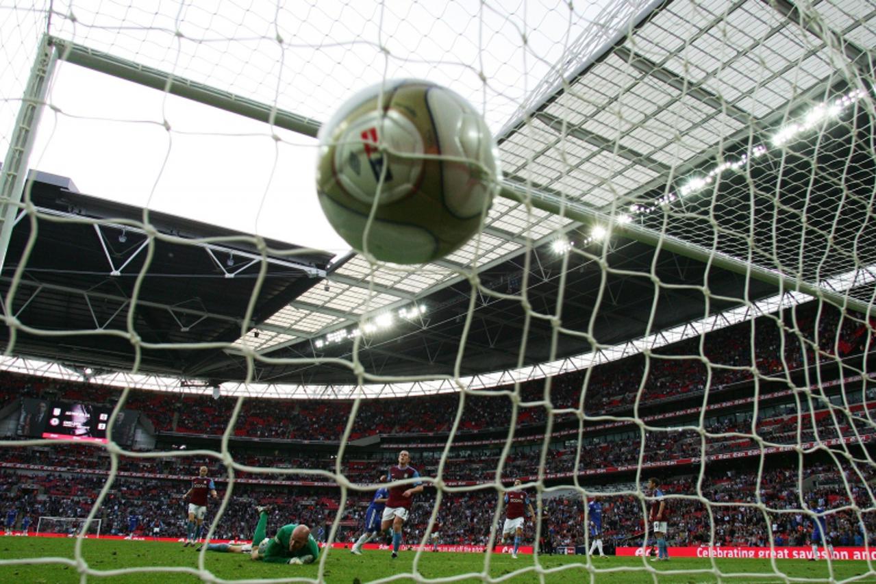 'Chelsea\'s English midfielder Frank Lampard scores the third goal during their FA Cup semi-final football match against Aston Villa at Wembley Stadium, London, on April 10, 2010. AFP PHOTO/GLYN KIRK 