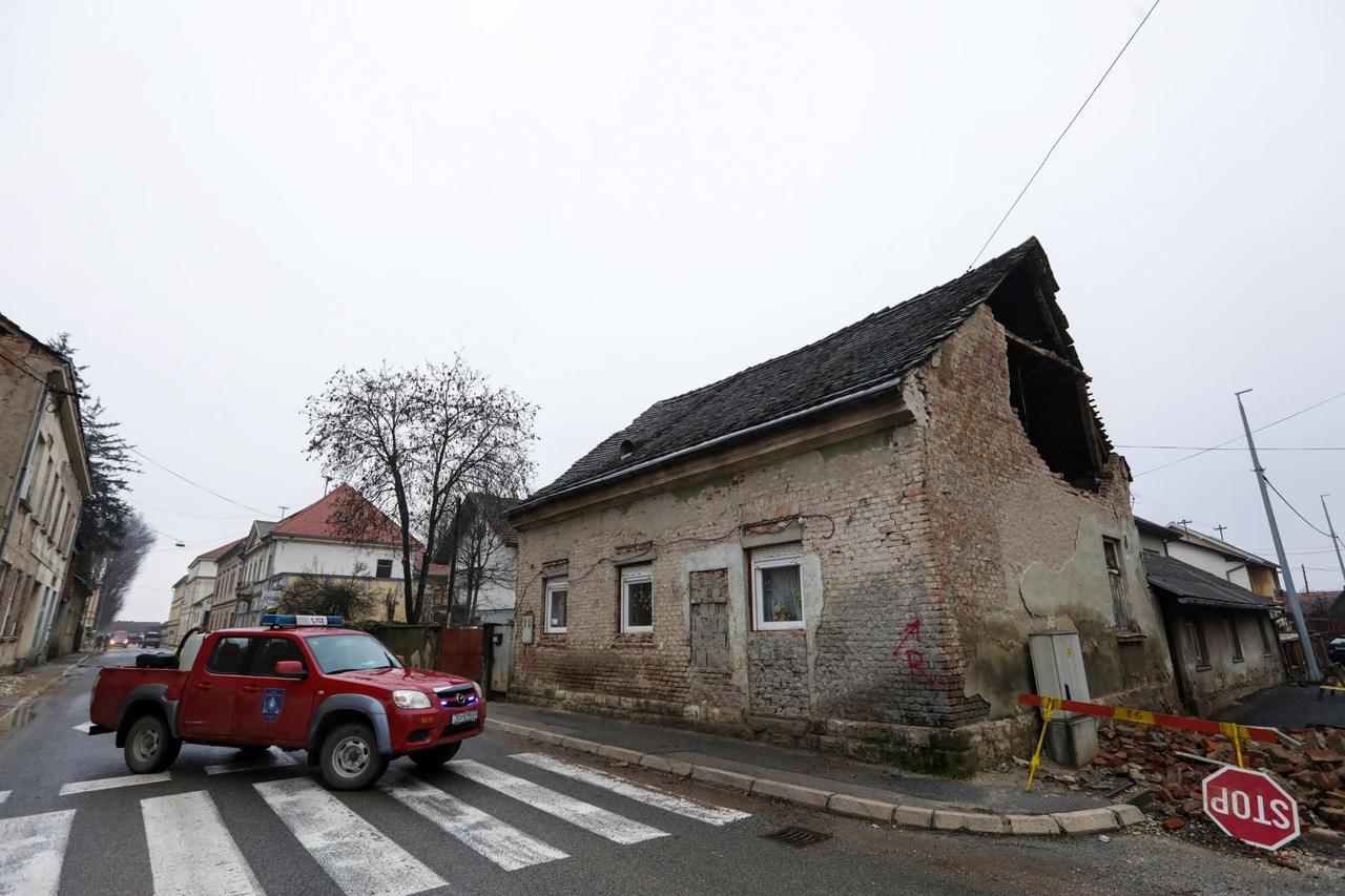 Pust grad Glina nakon potresa koji ju je potpuno uništio