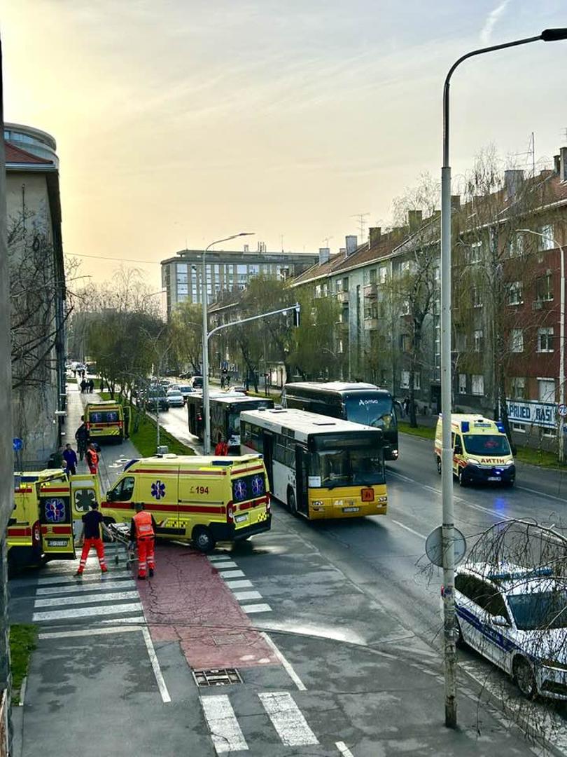 Podsjetimo, nedavno je u Osijeku tramvaj iskočio iz tračnica nakon sudara s bagerom koji je radio na novom stajalištu, zbog čega su putnici desetak minuta bili zarobljeni u vozilu.