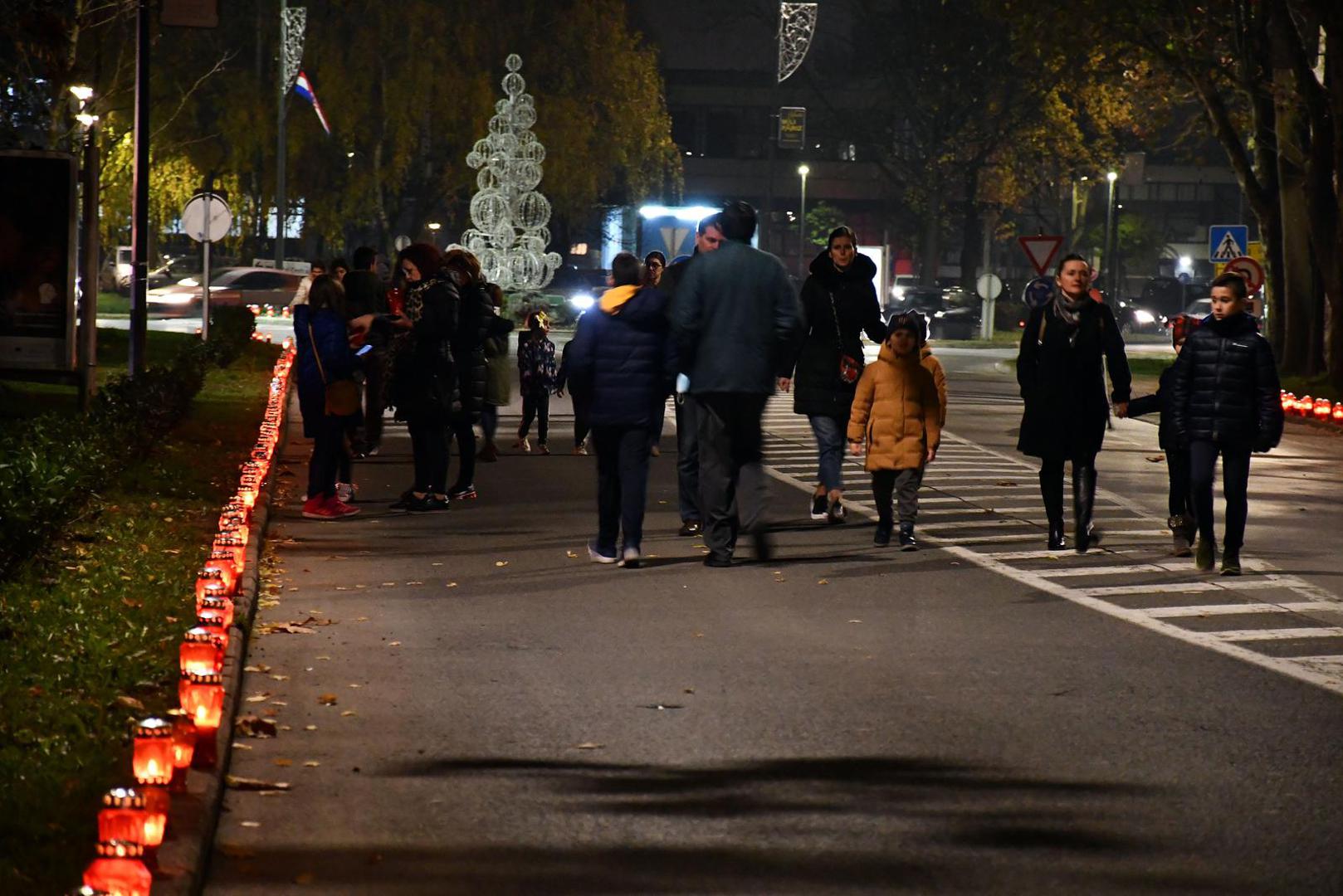 17.11.2021., Slavonski Brod - Paljenjem svijeca duz Vukovarske ulice Brodjani odali pocast zrtvama Domovinskog rata
