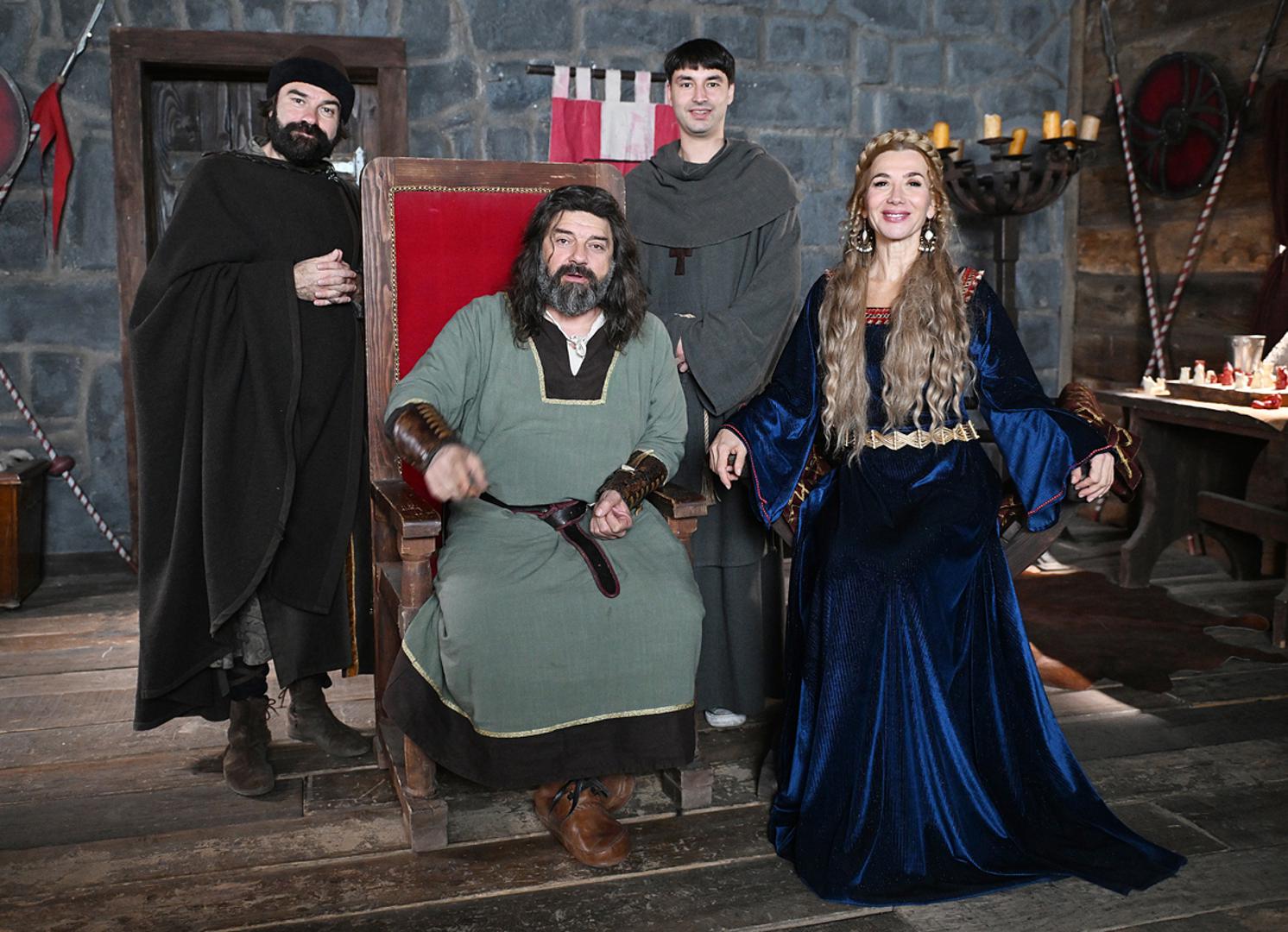 Redatelj na setu Dražen Žarković kaže kako je atmosfera na setu sjajna, idejno-politički su satirični kao i uvijek. „Imat ćemo od umjetne inteligencije  do Donalda Trumpa. nadamo se da će publika prepoznati svoj realitet u našoj seriji i nasmijati se.“ rekao je.