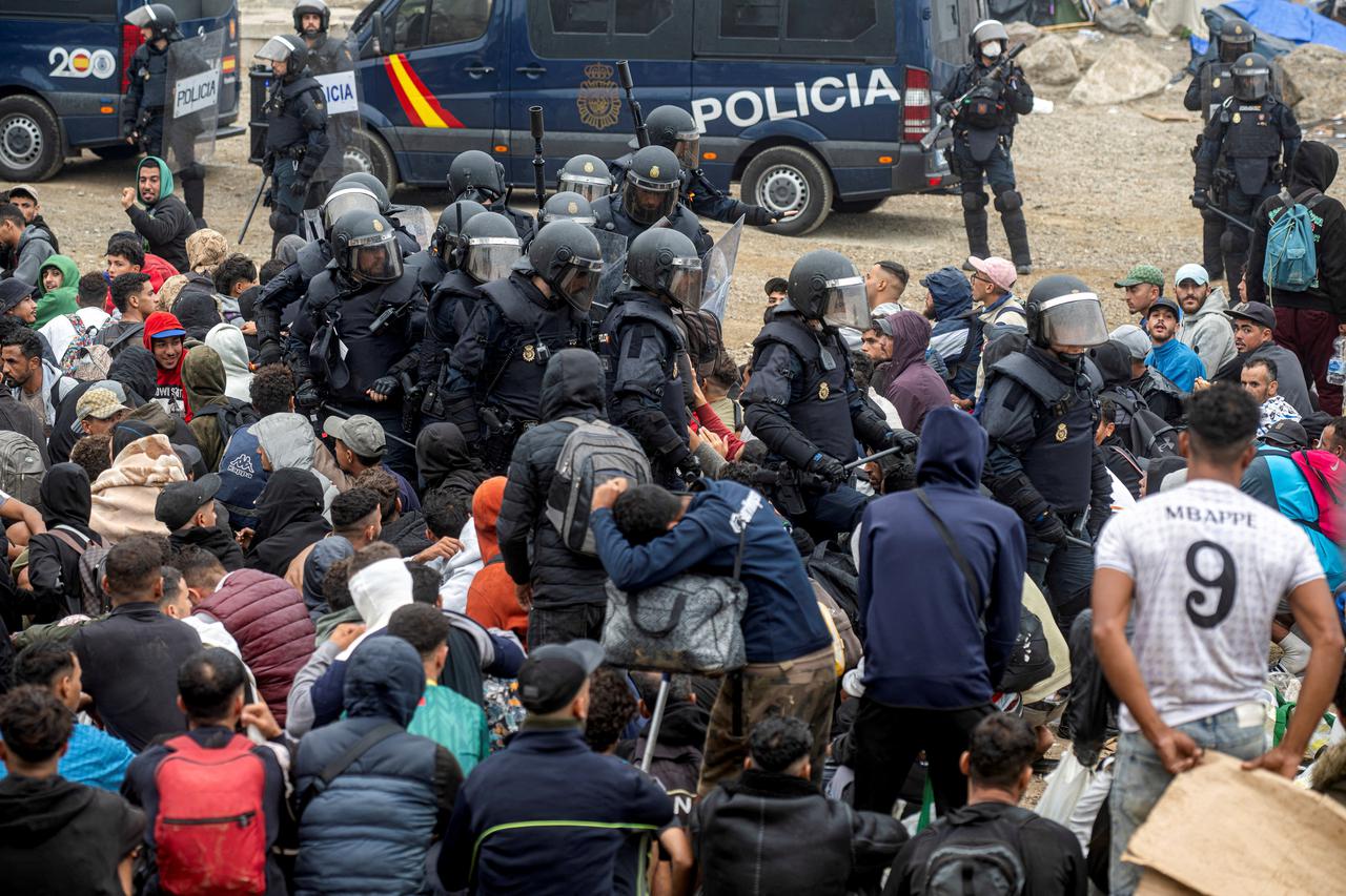 storyeditor/2026-10-05/2026-10-04T211230Z_810989671_RC27WNAK53TI_RTRMADP_3_MIGRATION-EUROPE-SPAIN-CEUTA.JPG