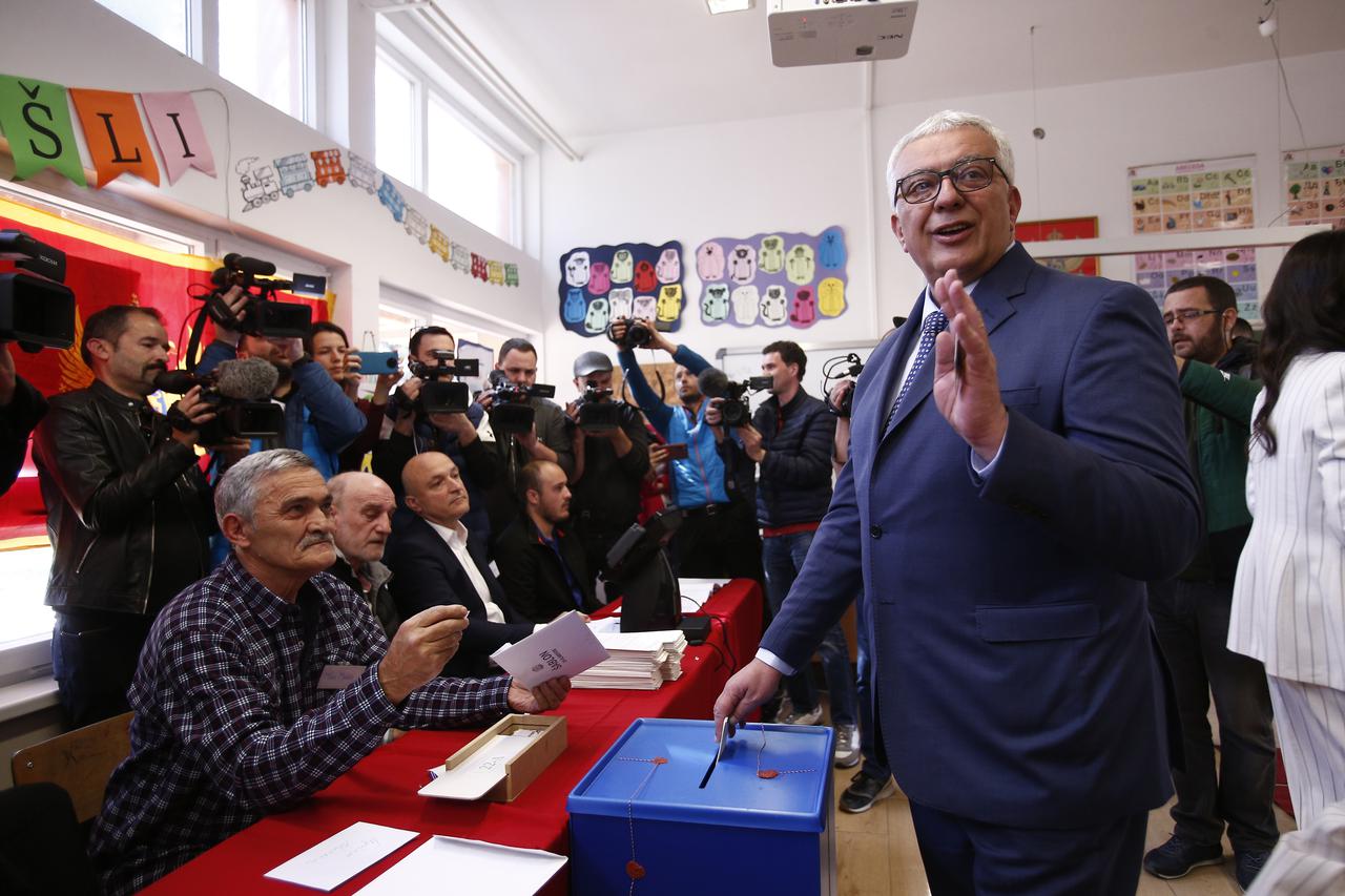 Podgorica: Predsjednički kandidat Demokratskog fronta i koalicije Za budućnost Crne Gore Andrija Mandić na biračkom mjestu