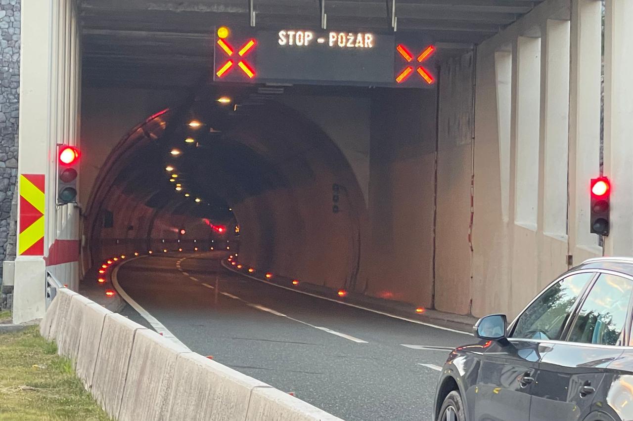 Zbog požara zatvoren tunel Mala kapela