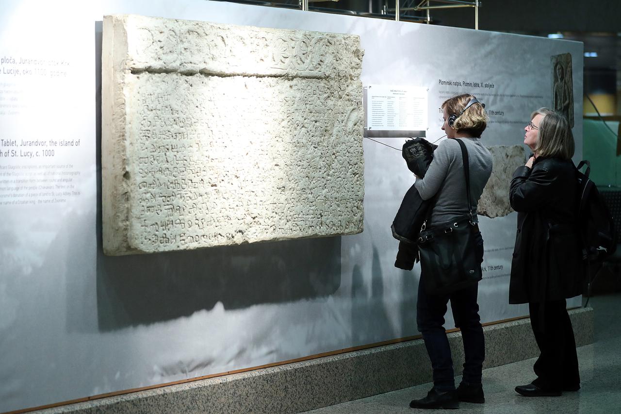 Zagreb: Kolinda Grabar-Kitarović otvorila izložbu "Hrvatska glagoljica"