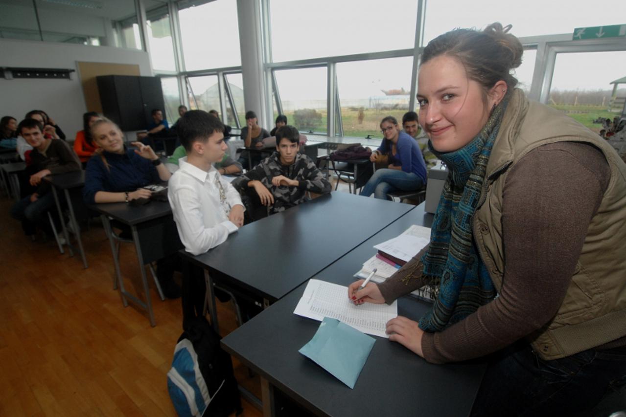 \'16.11.2010.Osijek,Hrvatska,ucenici drugog razreda veterinarske skole,kada dobiju jedinicu za kaznu u kovertu stavljaju jednu kunu koja kasnije ide u dobrotvorne svrhe,Anja Kovac blagajnica razreda P