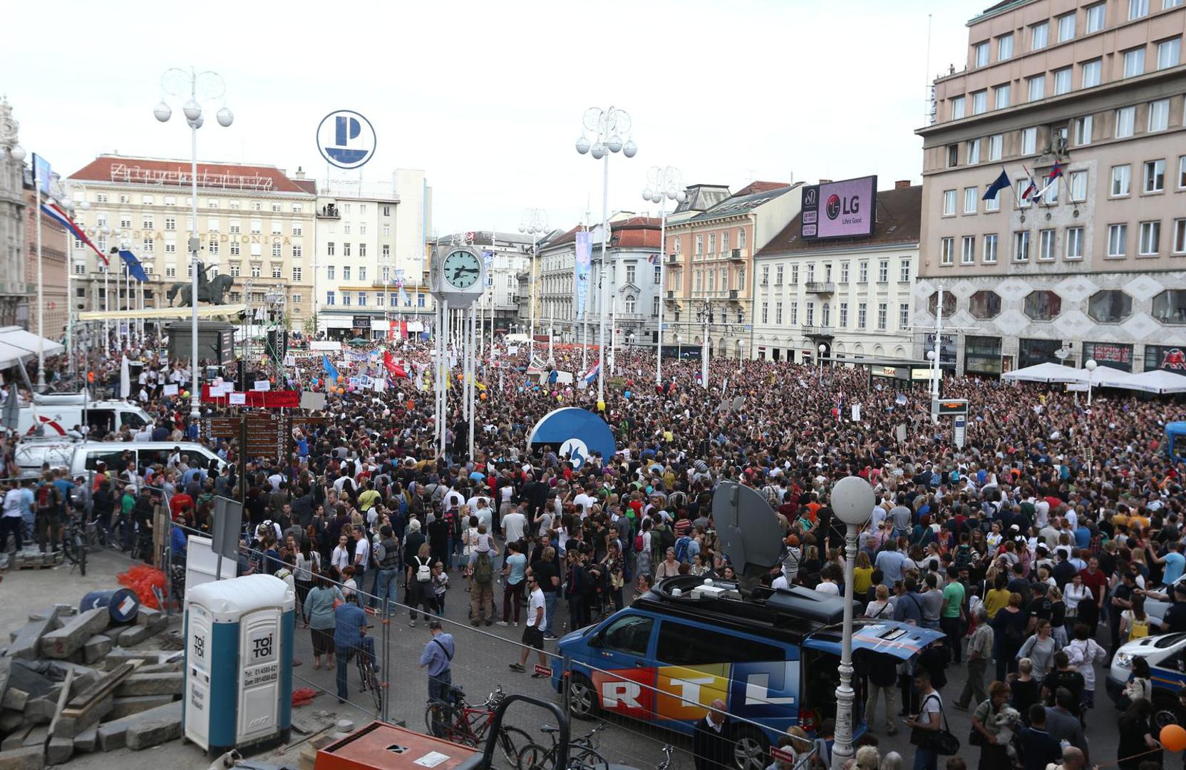 Prosvjed je bio odgovor na odluku tada novoizabrane Vlade da prekine provođenje Cjelovite kurikularne reforme koja je bila usmjerena prema modernizaciji obrazovnog sustava i prilagodbi potrebama današnjeg društva.

