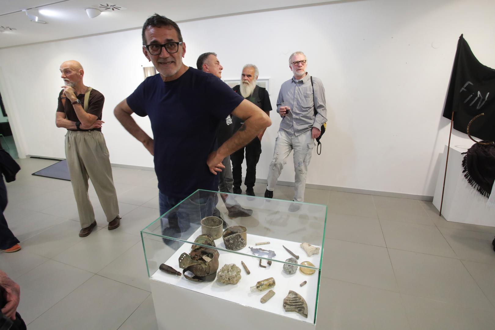 Slaven Tolj jedno je od ključnih imena suvremene hrvatske umjetnosti, dugogodišnje povezano s Rijekom i njezinim kulturnim institucijama. Bio je ravnatelj Muzej moderne i suvremene umjetnosti Rijeka te sudionik kulturnih procesa vezanih uz projekt Rijeka 2020 – Europska prijestolnica kulture