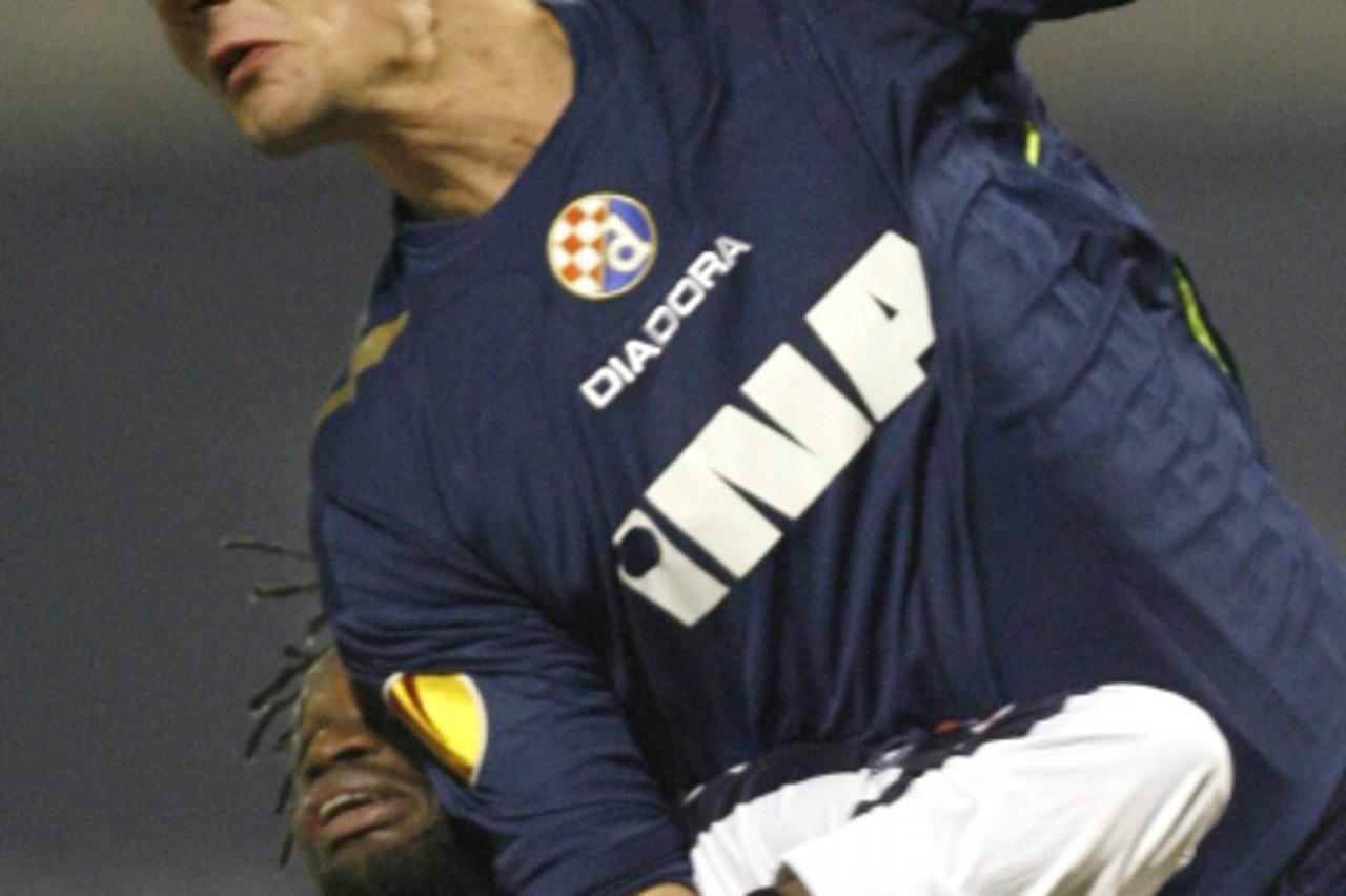 'FC Timisoara\'s Winston Parks challenges Dinamo Zagreb\'s Dejan Lovren during their Europa League soccer match at Maksimir stadium in Zagreb December 17, 2009. REUTERS/Nikola Solic (CROATIA - Tags: S