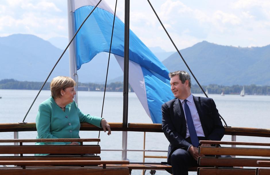 Kancelarka Merkel na u povijest (na slici na “bavarskom moru” Chiemsee s bavarskim liderom Söderom, koji je njezin mogući nasljednik)