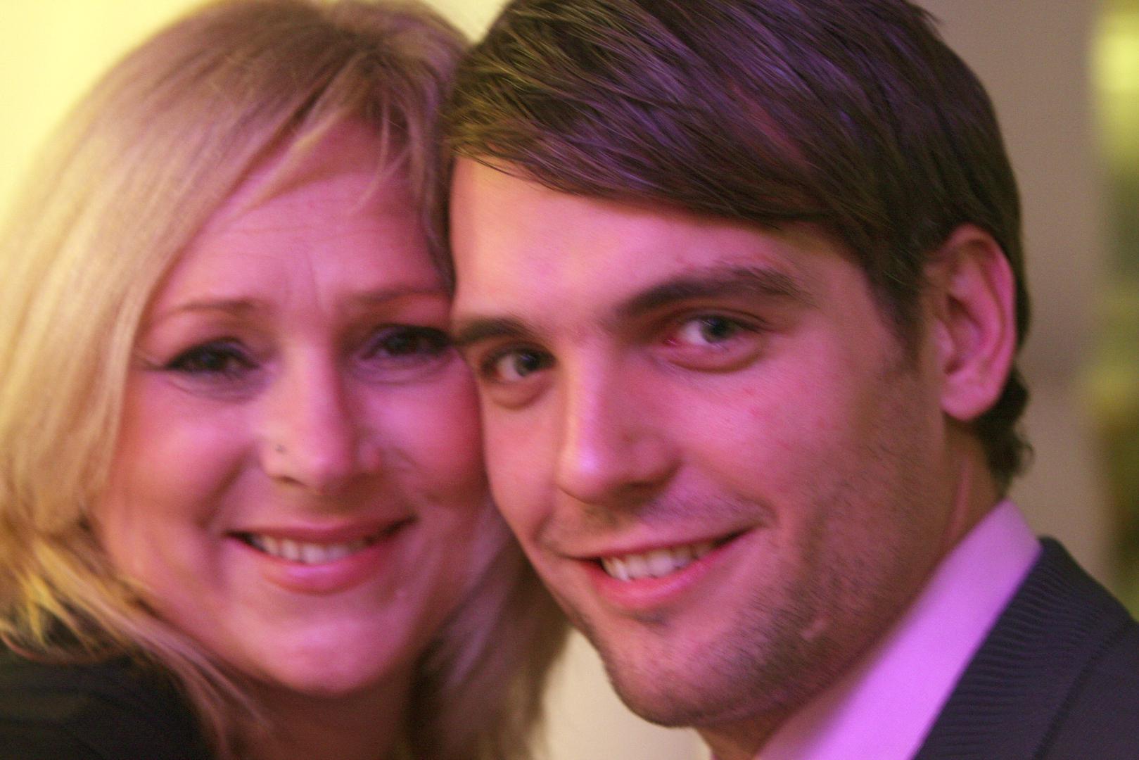 U intervjuu se Dino dotakao i razvoda od Ivane Paris i rekao kako ga je to životno poglavlje poprilično shrvalo.– Razvod me dosta pogodio jer sam ulaskom u brak sam sebi zadao "teret". Kako sam dijete rastavljenih roditelja, rekao sam si da neću dopustiti da moja djeca to proživljavaju. Ali kada vidiš da nešto ne ide, bolje je pustiti nego forsirati. Barem sam probao i dao sve od sebe – izjavio je Bubičić za Story.