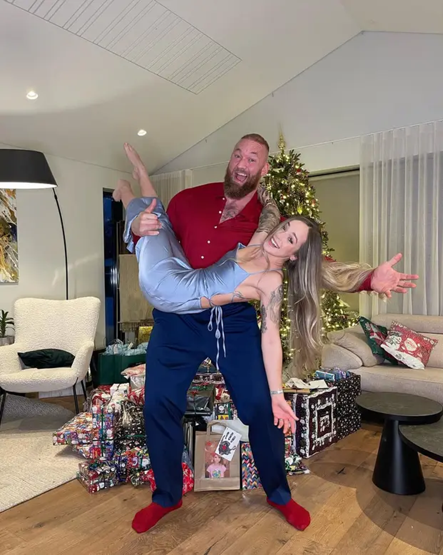 Zanimljiva priča iz njegovog života je susret sa živtnom partnericom Kelsey Henson. 