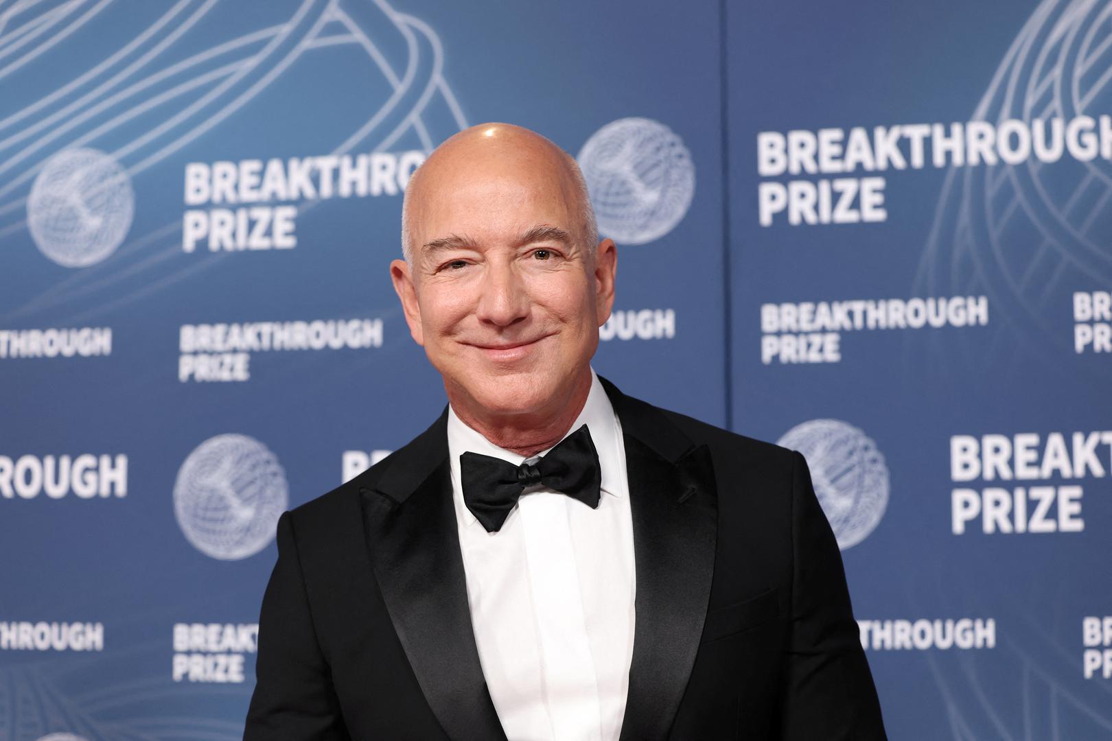 Top tri otvara Jeff Bezos, američki poduzetnik, investitor i osnivač Amazon.com, jedne od najvećih i najpoznatijih e-trgovina na svijetu. Njegova se imovina procjenjuje na 215 milijardi eura.