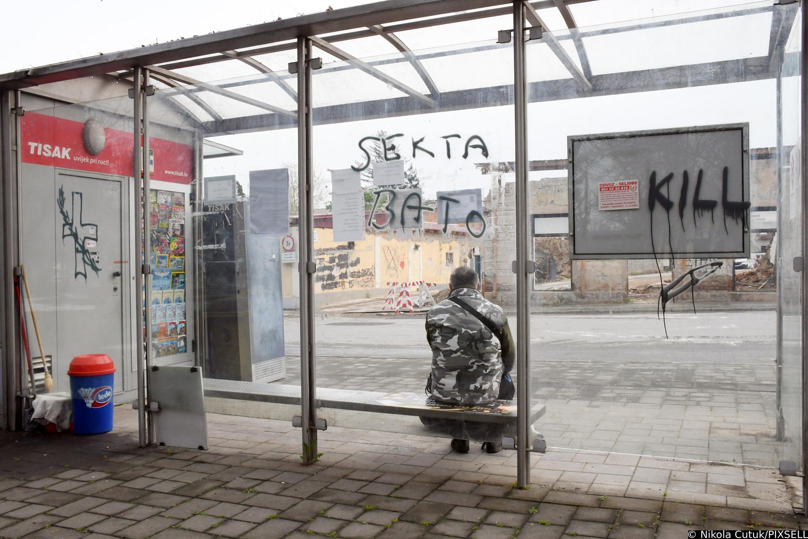 07.04.2022.,Petrinja - Ovih dana u centru Petrinje, na proceljima ostecenih poslovnih prostora i stambenih objekata koji nisu u uporabi nakon potresa, nepoznati pocinitelj ili vise njih je sprejem ispisao razne crteze i natpise. Policija provodi kriminalisticko istrazivanje s ciljem otkrivanja pocinitelja ovog vandalskog cina. Photo: Nikola Cutuk/PIXSELL