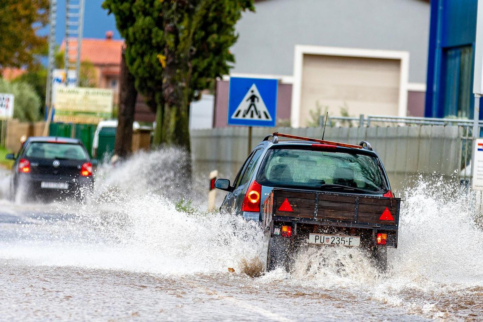 11.10.2020., Kokuletovica - Velike kolicine kise stvorile su mjestimicne probleme u prometu i poplavile su neke maslinike te vinograde.Photo: Srecko Niketic/PIXSELL