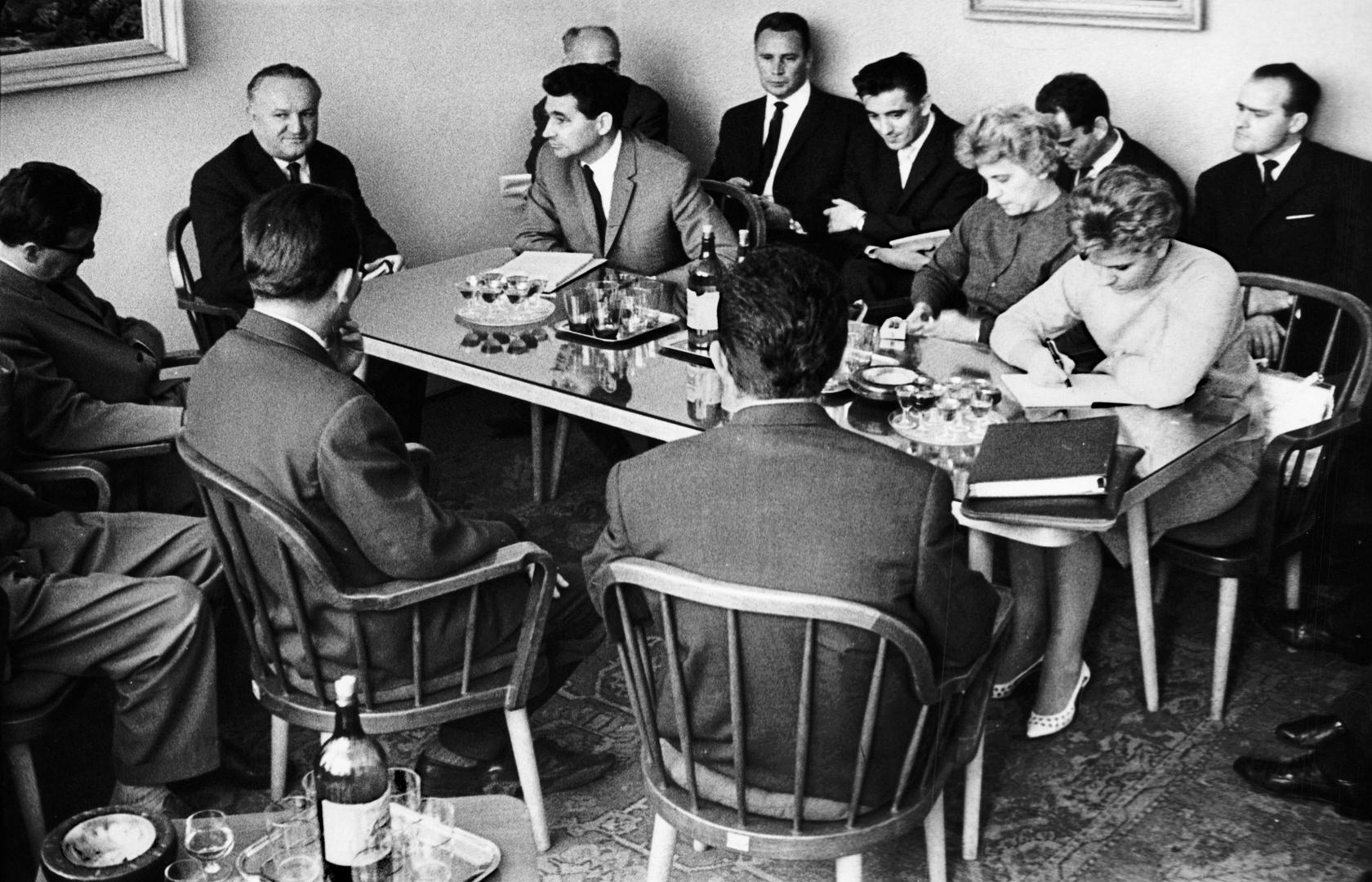 Tiskale su se i knjige, udžbenici te preko 120 eksternih listova. Ukupno je 1988. tiskano više od 243 milijuna izdanja NIŠPRO Vjesnik, od čega je prodano preko 195 milijuna. Vjesnikova prodajna mreža obuhvaćala je oko 1150 vlastitih kioska diljem Jugoslavije.