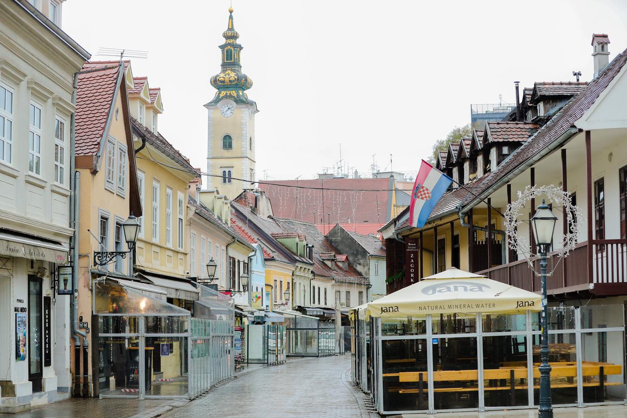 Od zatvaranja kafića jedna od turistički najprometnijh ulica u Zagrebu potpuno je prazna
