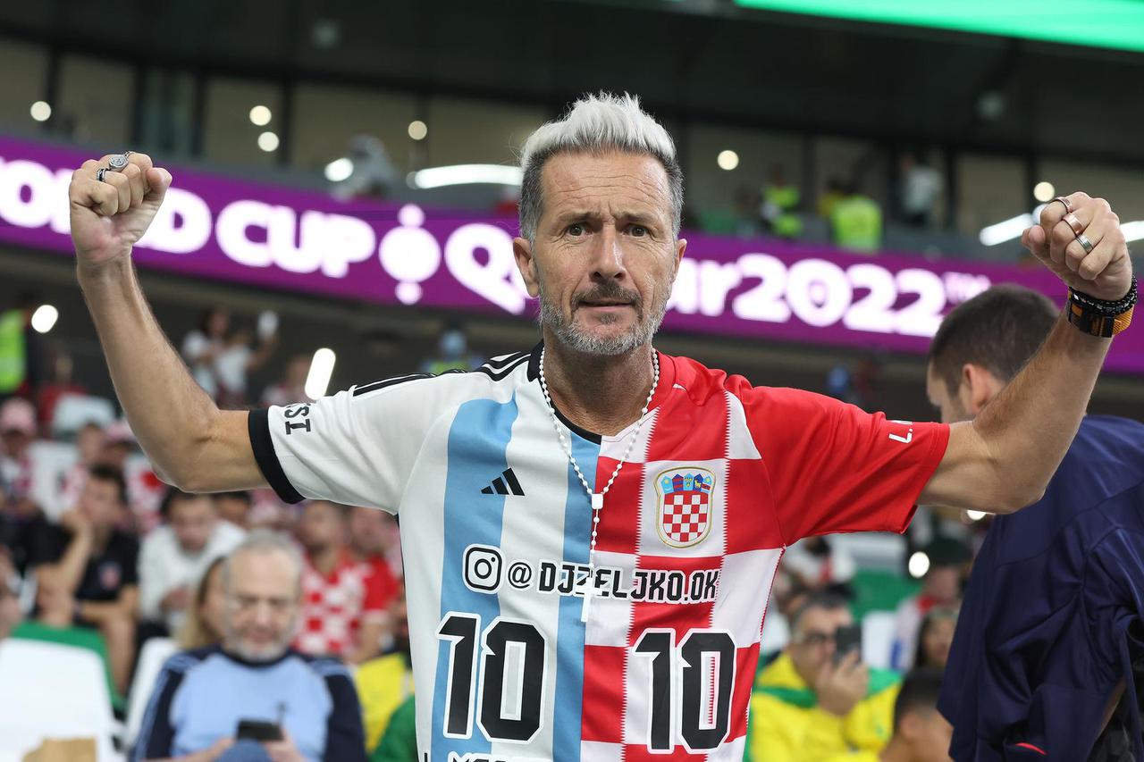 KATAR 2022 - Argentinski Hrvat Željko Buljubašić spreman za navijanje na utakmici Hrvatska - Brazil