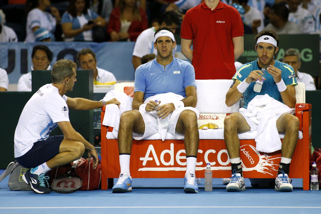 Tennis Britain - Great Britain v Argentina - Davis Cup Semi Final - Emirates Arena, Glasgow, Scotland - 17/9/16 Argentina's Juan Martin del Potro with Leonardo Mayer taking a break during their doubles match against Great Britain's Andy Murray and Jamie M