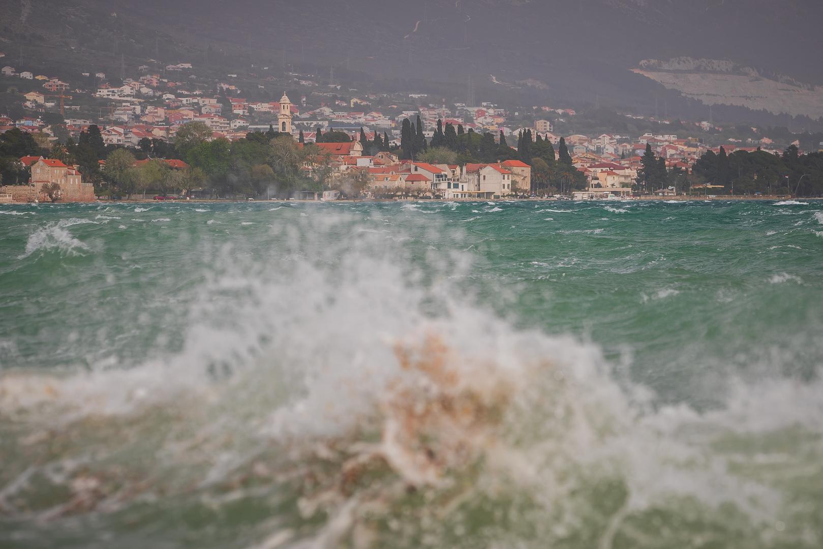 01.04.2024., Kastel Novi -  Olujno Jugo podize valove i  stvara probleme na Jadranu. Photo: Zvonimir Barisin/PIXSELL
