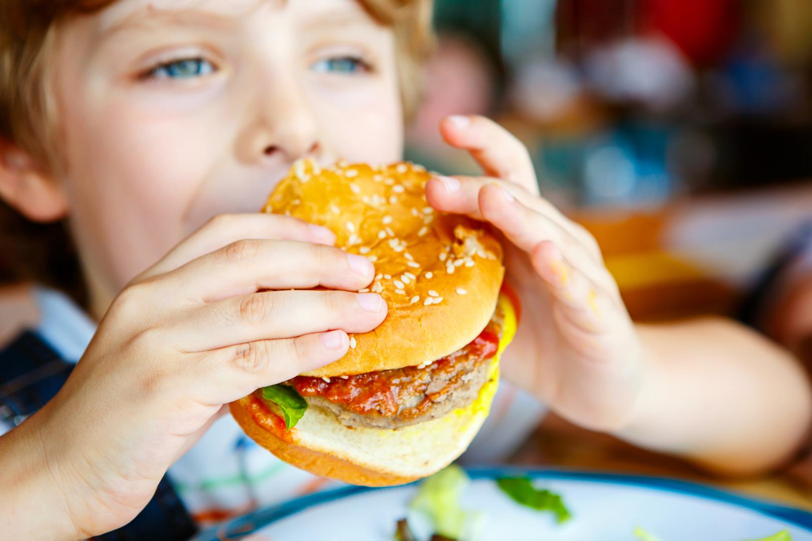 Roditelji često djeci daju jesti bilo što jer su sretni da pojedu "bar nešto" s obzirom na to da svi znamo koliko mališani znaju biti izbirljivi. No, nutricionisti kažu kako je to krivi pristup jer se tako stvaraju loše prehrambene navike.