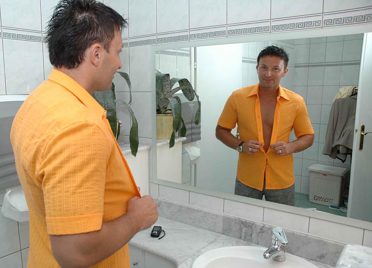 Tada je vodio emisiju "Drugo lice", a našem fotografu pozirao je dok se presvlačio i pripremao za emisiju.