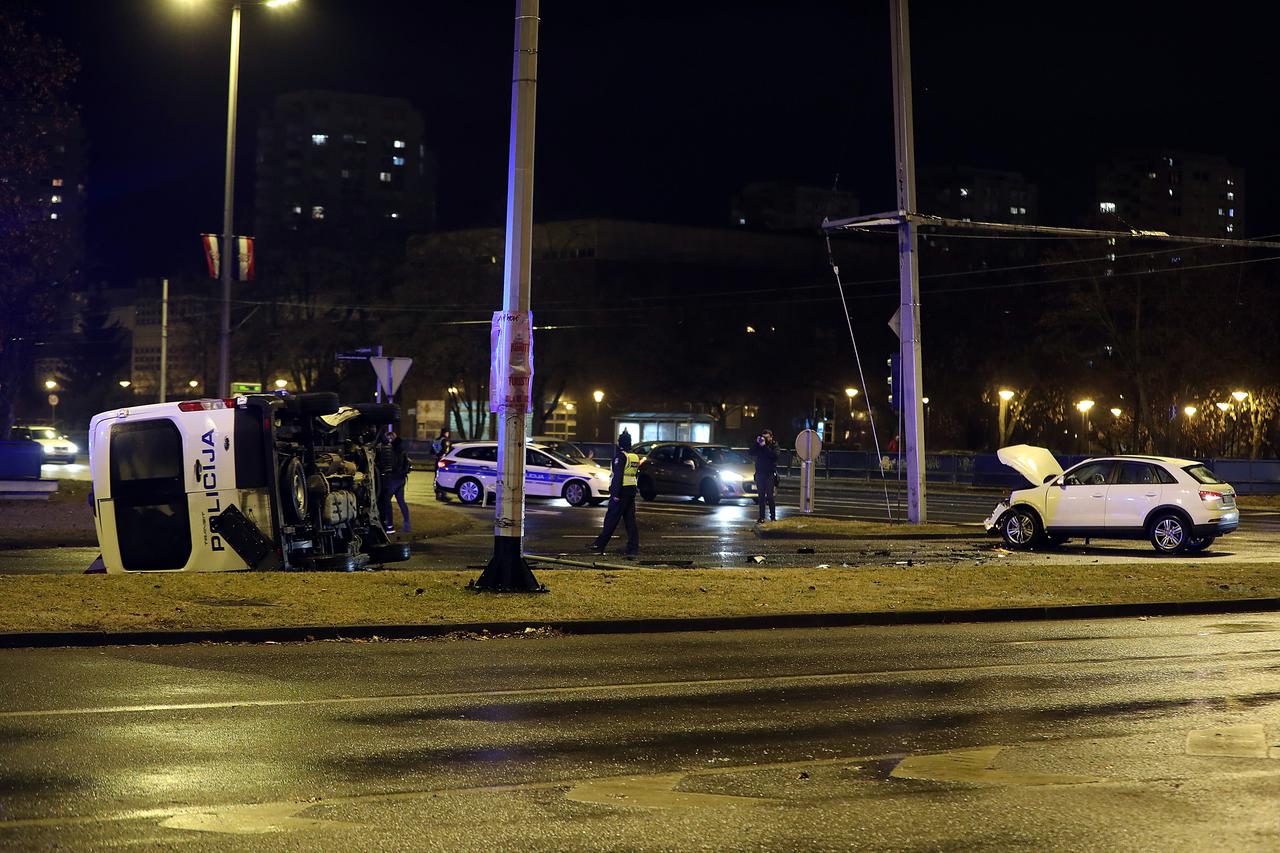 Policijski automobil sudjelovao u nesreći, dvije osobe ozlijeđene