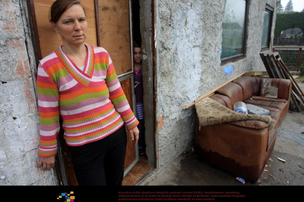 '28.11.2011., Oborovo, Zagreb - Vesnica Petris s kcerkom Martinom, samohrana majka sestero djece kojoj su blokirali racun na koji dobiva djecji doplatak zbog neplacanja tv pretplate.  Photo: Boris Sci