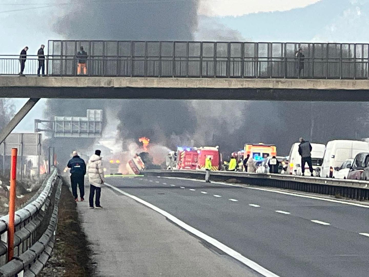 Kada su stigli na mjesto događaja, požar se već proširio cijelom širinom autoceste, pa je aktivirana dodatna pomoć.