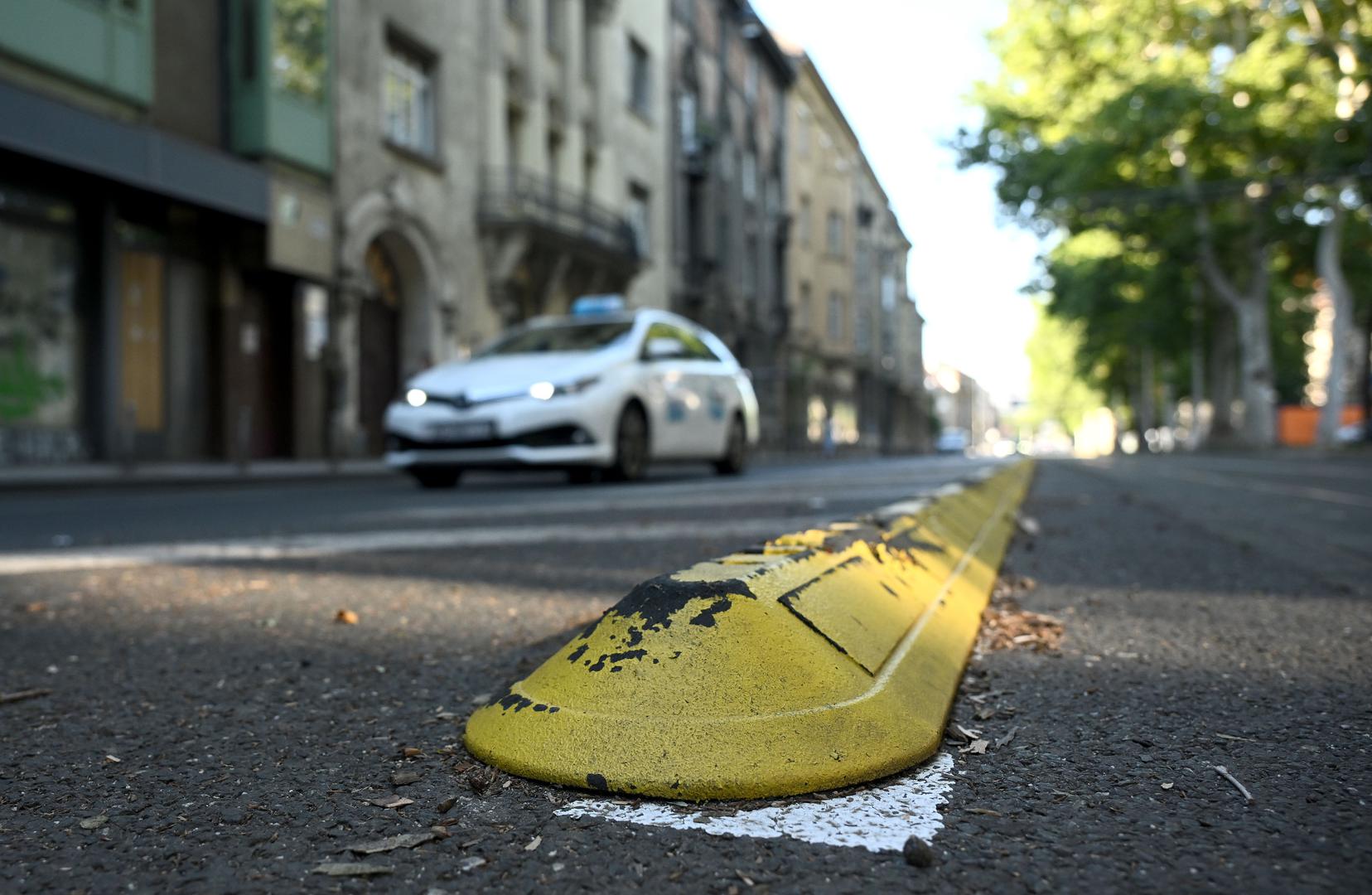 Tomašević je naglasio kako je Savska ulica jedan od najvažnijih prometnih koridora u Zagrebu jer kroz nju prolazi osam od 15 postojećih tramvajskih linija, te da će postavljanje barijera separatora na žutu traku, koja odvaja tramvajski od automobilskog prometa, trenutačno imati najviše pozitivnih posljedica na ubrzavanje javnog prijevoza. 
