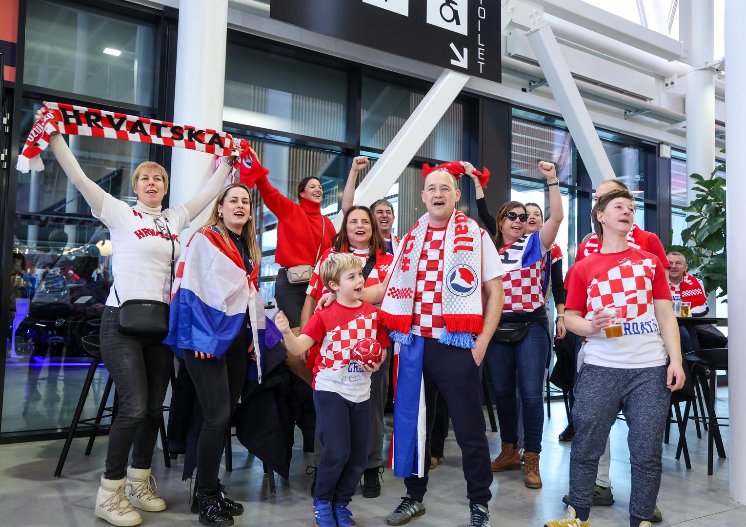 Nekoliko stotina naših navijača napravilo je dobru atmosferu u samoj dvorani, u koju su ušli oko sat i pol prije početka utakmice