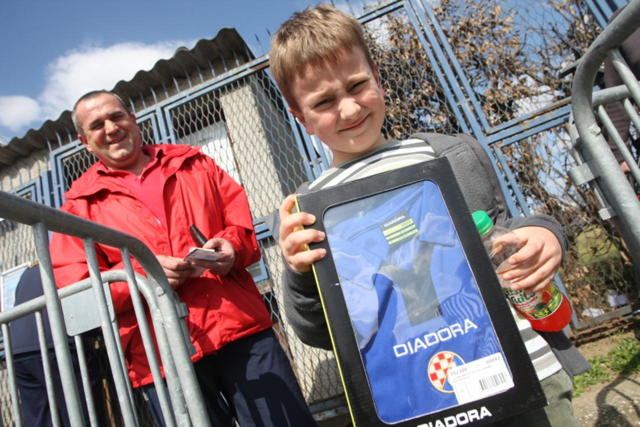 '15.03.2011. Zagreb, Hrvatska - Prodaja karata za utakmicu Dinamo - Hajduk. Uz kartu se dobije i poklon dinamov dres. Photo: Petar Glebov/PIXSELL'