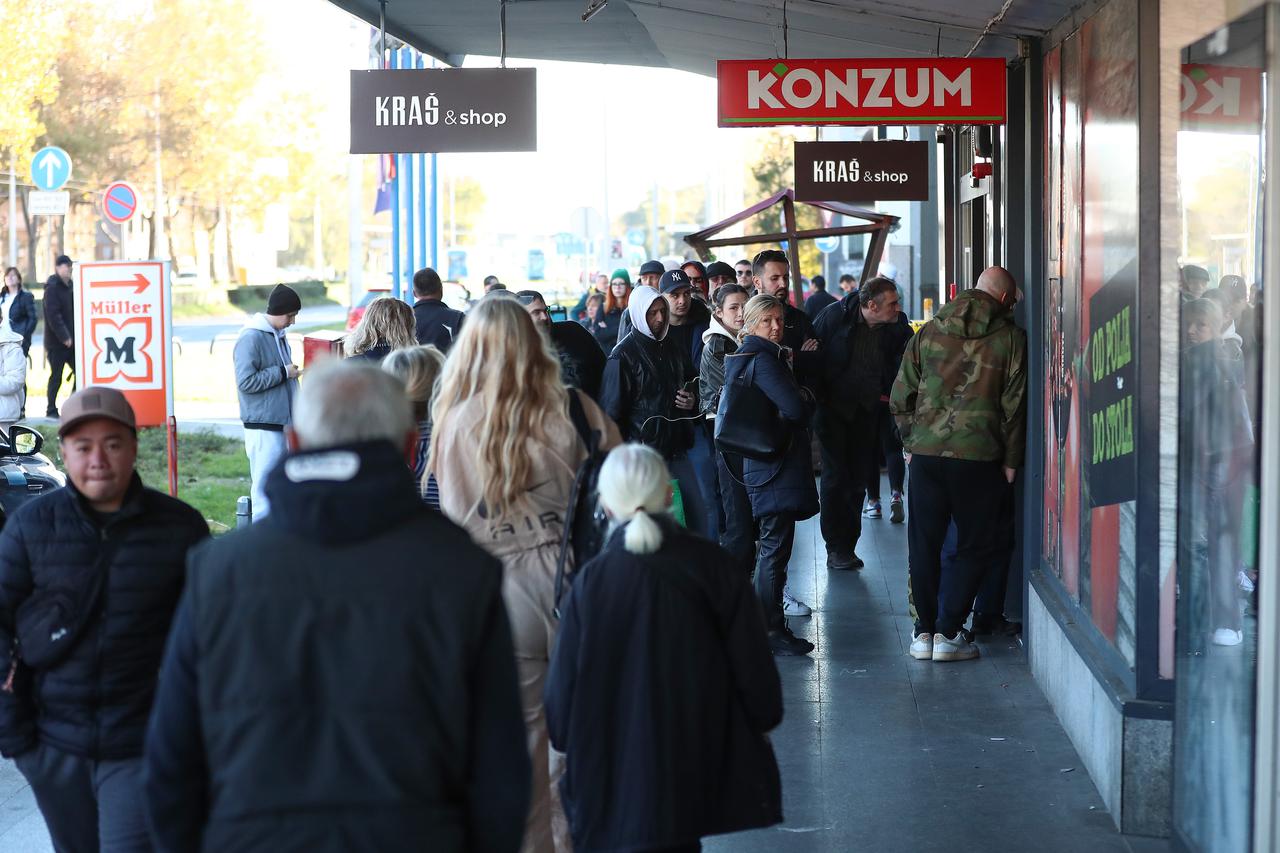 Zagreb: Velike gužve ispred jedne od rijetkih trgovina koja je danas radila