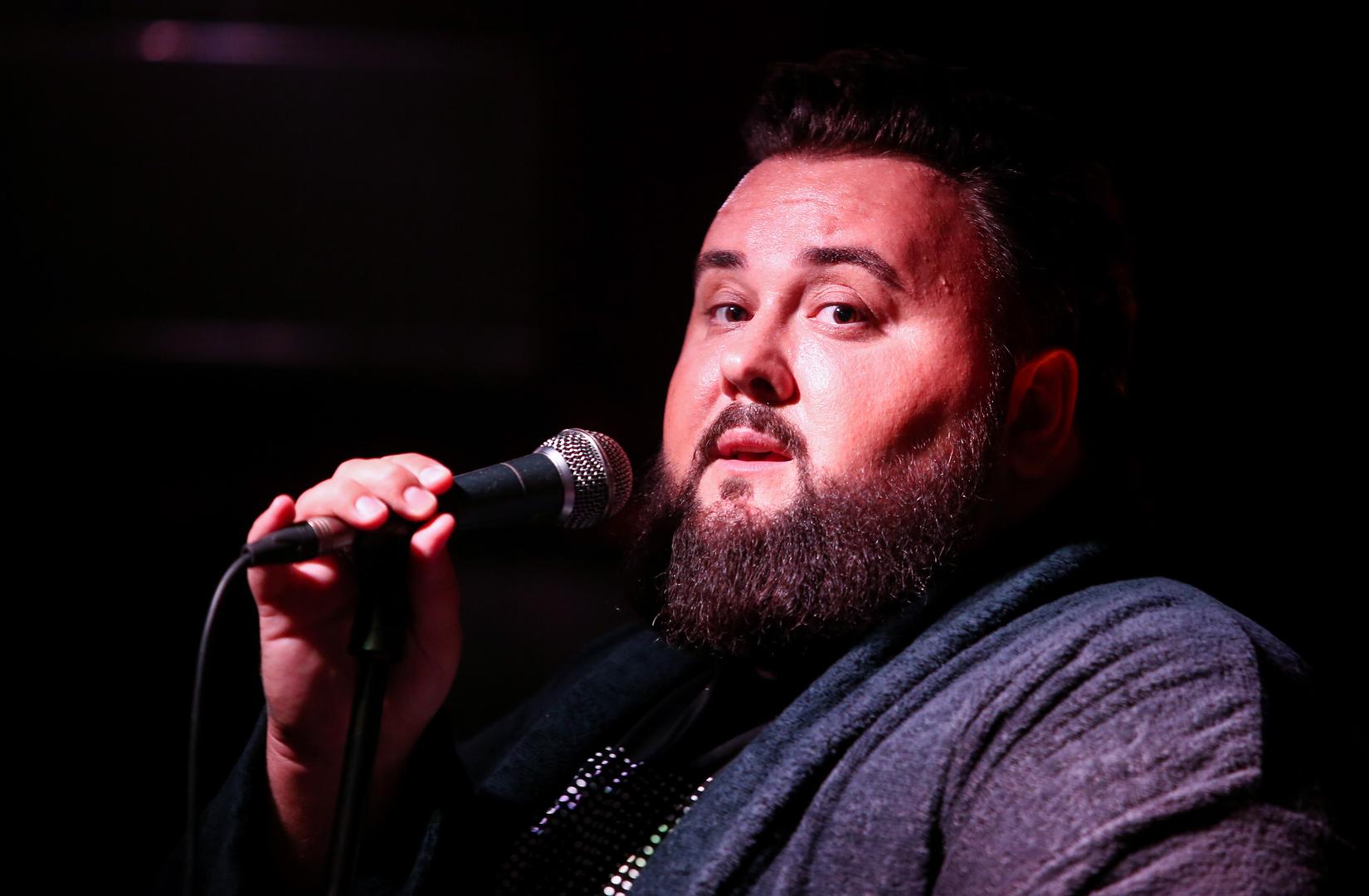 Glazbenici često kažu kako je pozornica njihov drugi dom, pa je za pretpostaviti kako je i našem pjevaču Jacquesu Houdeku to bila misao vodila kada je birao outfit za svoj nastup u zagrebačkom klubu Sax.