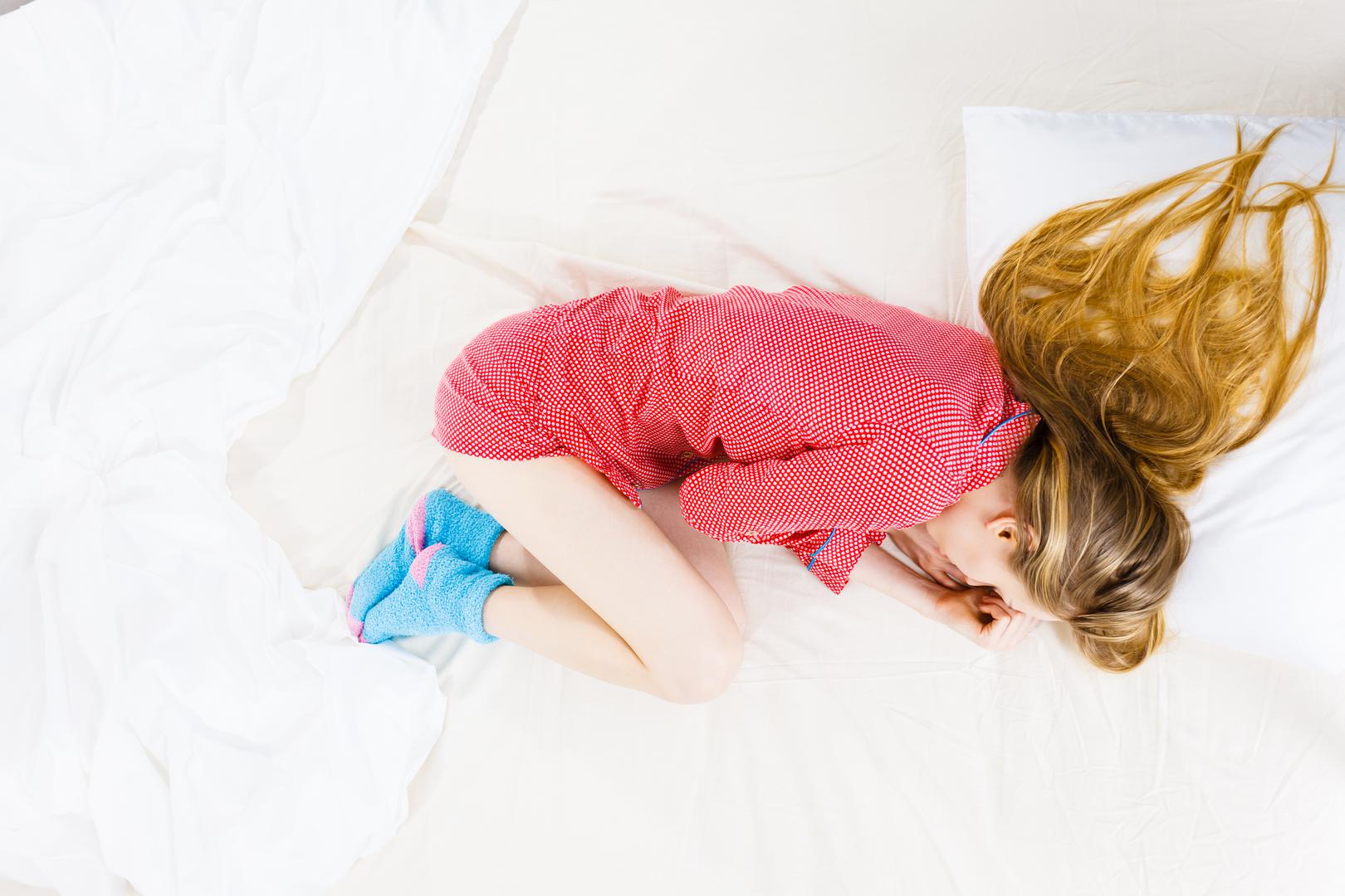 Druga omiljena poza je položaj fetusa - ležite na jednoj strani, a koljena ste skupili i povukli ka grudima. Smatra se da u ovom položaju spavaju najčešće žene, prvenstveno za vrijeme mjesečnice kada se osjećaju fizički slabije i trpe grčeve u trbuhu. Ovu pozu također zauzimaju nesigurne osobe kojima je potrebna sigurnost. Stručnjaci preporučaju da koristite deblji jastuk kako bi vam glava i kralježnica bile u istoj ravnini.