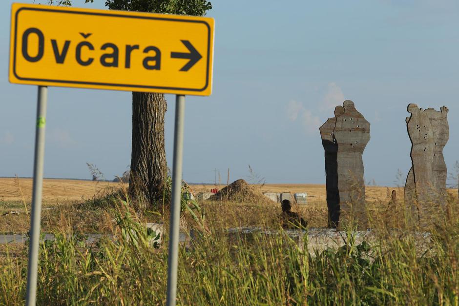 Uz cestu Vukovar-Sotin podignut spomenik Ovčara za sve ubijene i nestale iz vukovarske bolnice nakon okupacije grada 1991.